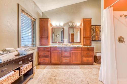 La salle de bains est pourvue d'un lavabo, d'un miroir et d'une cuisinière. dans l'établissement Grapevine Lodge, à Dallesport