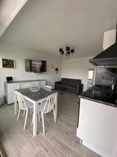 Kuchyňa alebo kuchynka v ubytovaní Superbe appartement rénové à neuf à 100m de la mer