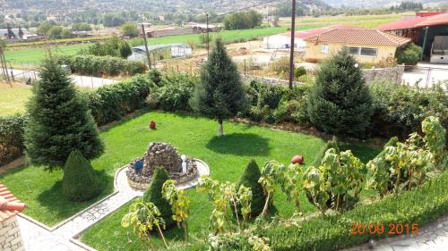 una vista aérea de un jardín con árboles y plantas en VALIA ROOMS en Kalavrita