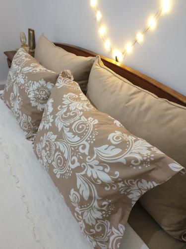 una cama con almohadas en ella con luces en ella en Riad Zidania, en Taroudant