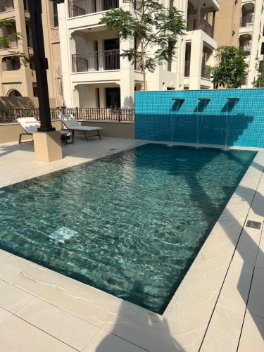 ein Schwimmbad in der Mitte eines Gebäudes in der Unterkunft MJL Rahaal2- 301Apartament in Dubai
