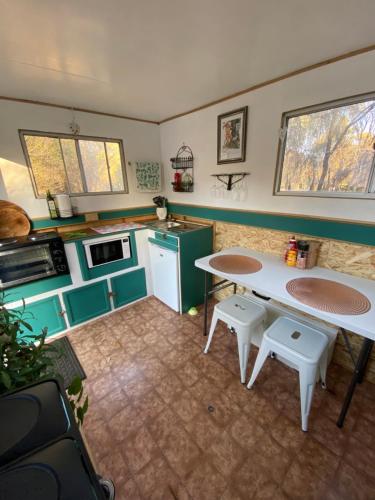a kitchen with a table and chairs in a room at Viewpoint Country Glamping in Great Western