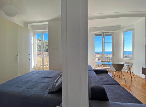 une chambre avec un lit et une vue sur l'océan dans l'établissement Lutetia Palace Côte d'Azur, à Menton