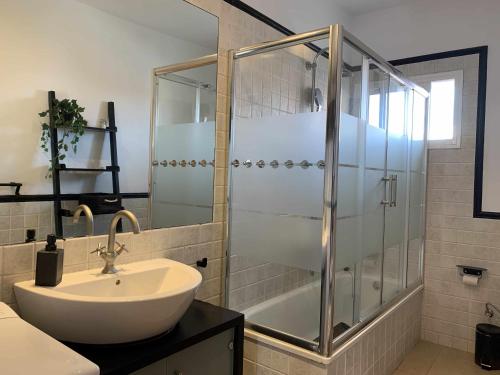 a bathroom with a glass shower and a sink at Ed Senses Apartamento Freedom in Tarifa