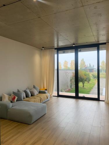 uma sala de estar com dois sofás e uma grande janela em Villa 15 , Ambassadori Kachreti Golf Resort em Kachretʼi
