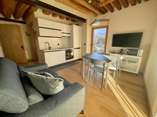 uma sala de estar com um sofá e uma mesa em La casina di Vigo em Ton