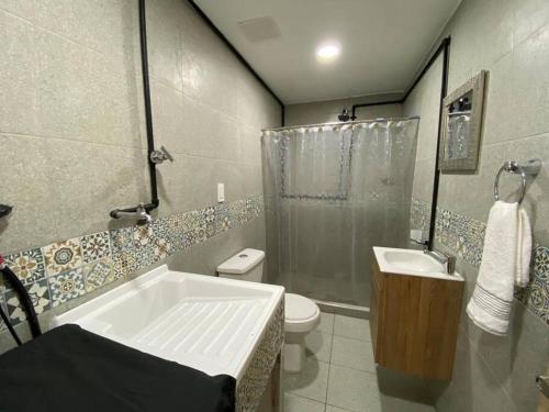 ein Badezimmer mit Badewanne, Toilette und Waschbecken in der Unterkunft Apartamento frente al mar en Cartagena in Cartagena de Indias