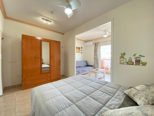 Un dormitorio con una cama grande y una sala de estar. en Fuengirola Holiday Apartment w/Balcony View & Pool, en Fuengirola