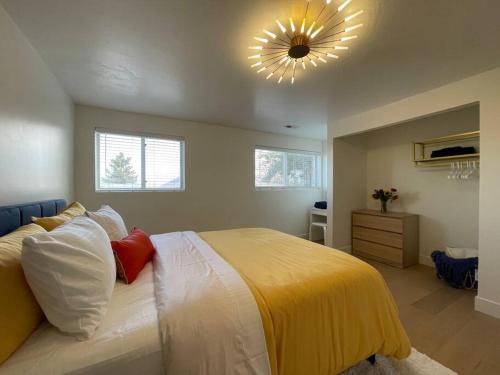 Een bed of bedden in een kamer bij Cheerful Designer Condo w/ City & Mountain Views