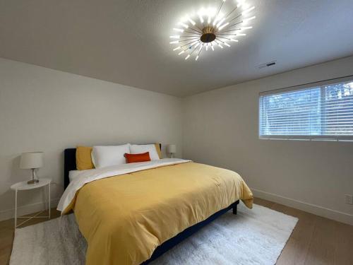 Säng eller sängar i ett rum på Cheerful Designer Condo w/ City & Mountain Views