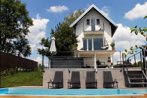 Bazén v ubytovaní House with hot tub, sauna and swimming pool near Zagreb alebo v jeho blízkosti