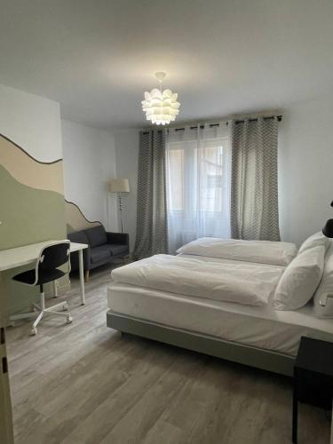 1 Schlafzimmer mit einem Bett und einem Schreibtisch sowie einem Bett der Marke sidx sidx sidx. in der Unterkunft Cozy Appartement Halles Strasbourg in Straßburg