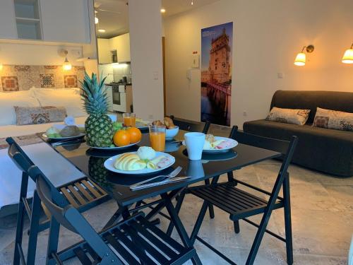 uma mesa com pratos de comida numa sala de estar em Casa Boytac by CosyCasa Praia Peniche em Peniche