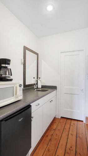 Una cocina o zona de cocina en Sail Inn Lunenburg