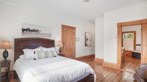 Cama o camas de una habitación en Sail Inn Lunenburg