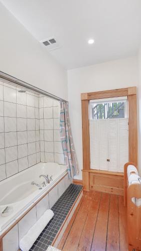Un baño de Sail Inn Lunenburg
