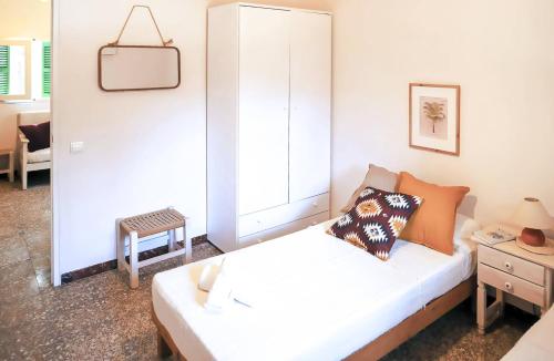 Dormitorio pequeño con cama y espejo en Apartamento Ses Botges - Formentera Break, en Es Caló