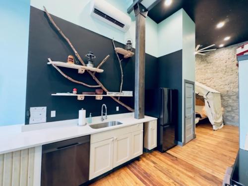 Camping Themed Unit Historic Building – Photos 4