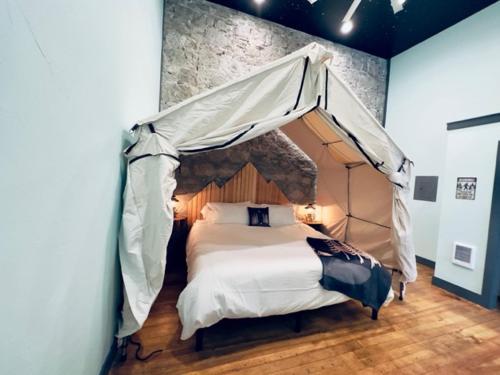 Camping Themed Unit Historic Building – Photos 3