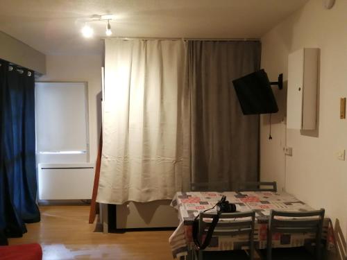 a dining room with a table and a window at Studio Pla d'Adet in Saint-Lary-Soulan