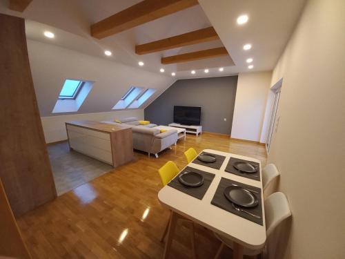 uma cozinha e sala de estar com um fogão e um sofá em Apartament Lusowo em Lusowo