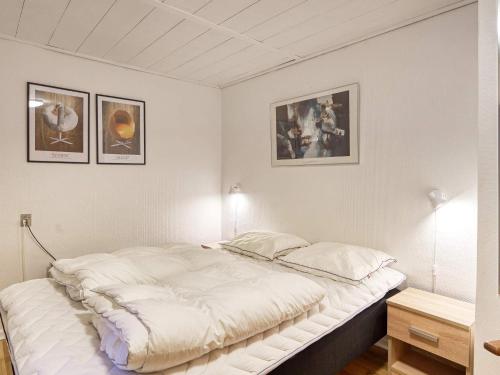 En eller flere senge i et værelse på Holiday home Nakskov XVIII