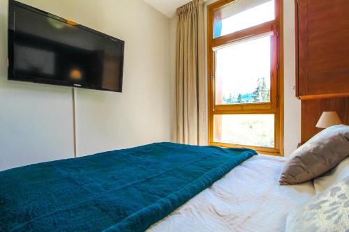 Katil atau katil-katil dalam bilik di 1-bed apartment in 5* Residence with mountain views, ski in, ski out