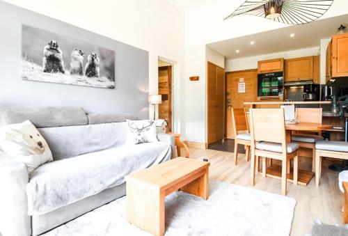 Dapur atau dapur kecil di 1-bed apartment in 5* Residence with mountain views, ski in, ski out