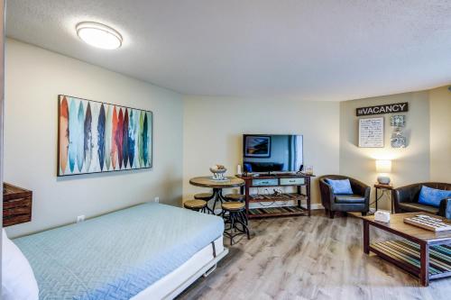- une chambre avec un lit et un salon dans l'établissement Sandy Beach Resort Unit 205, à Myrtle Beach
