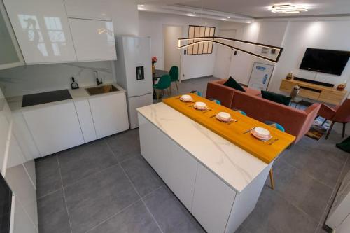 une vue de tête sur une cuisine et un salon dans l'établissement Parking Gratuit - Chic et Elégant à Villeurbanne - Tout Fourni, à Villeurbanne