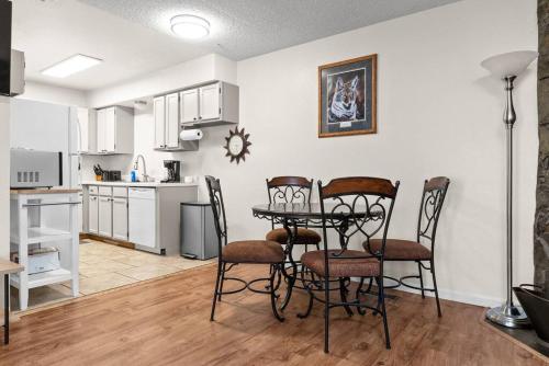 - une cuisine et une salle à manger avec une table et des chaises dans l'établissement Alaskan WolfDen Close to airport centrally located, à Anchorage