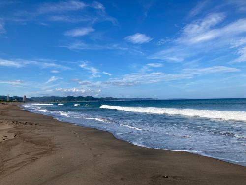 a beach with the ocean and a blue sky at ocean villa mint 満天の星空とオーシャンビューで心満たす一棟まるごと貸切別荘 南房総千倉 in Chikura