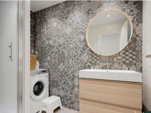 La salle de bains est pourvue d'un lavabo, d'un miroir et d'un lave-linge. dans l'établissement Modern holiday home in Jalhay with terrace, à Jalhay