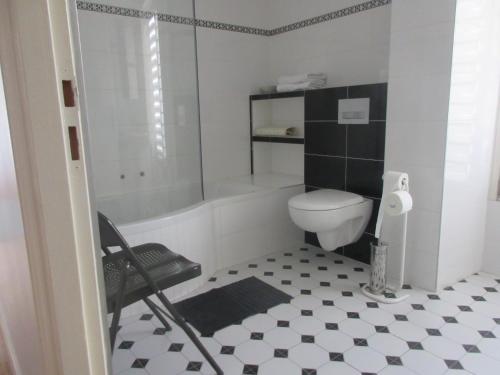 La salle de bains est pourvue de toilettes, d'une baignoire et d'un lavabo. dans l'établissement Belle Maison de 5 pièces (150 m²), à Sceaux