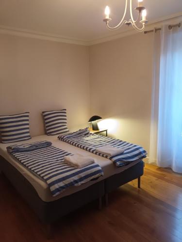 - un grand lit dans un dortoir doté d'une lampe dans l'établissement Belle Maison de 5 pièces (150 m²), à Sceaux