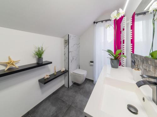 een badkamer met een toilet en een wastafel bij Modern holiday home in Noiseux with fenced garden in Noiseux