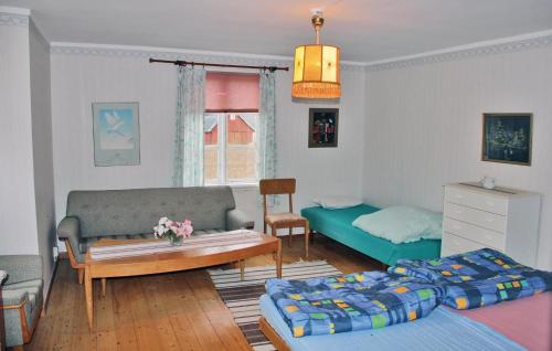1 dormitorio con cama, sofá y mesa en 2 Bedroom Gorgeous Home In Tving, en Tving