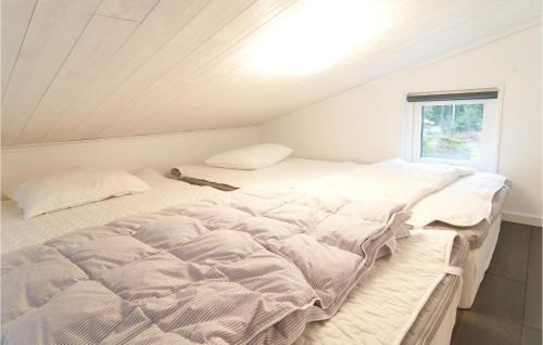 Cama grande en habitación con ventana en Nice Home In Gotlands Tofta With Kitchen, en Västergarn