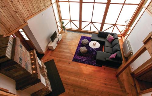イェルブシェーにあるNice Home In Järvsö With Saunaのソファ付きのリビングルームのオーバーヘッドビュー