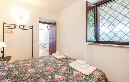 MiglianoにあるVista Piscinaのベッドルーム1室(ベッド1台、タオル2枚付)