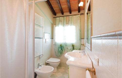 La salle de bains est pourvue d'un lavabo, de toilettes et d'une fenêtre. dans l'établissement Nice Home In Castelfiorentino -fi- With Outdoor Swimming Pool, à Castelfiorentino