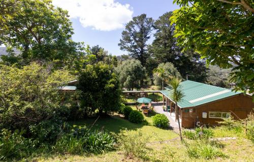 Taman di luar Aotea Lodge Escape Packages