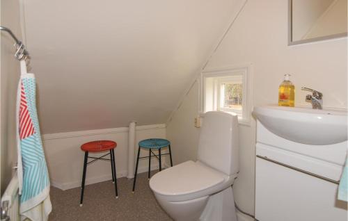 łazienka z toaletą, umywalką i 2 stołkami w obiekcie Beautiful Home In Mullsj With Kitchen w mieście Mullsjö