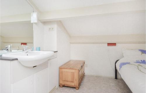 baño blanco con lavabo y cama en Royanne en Nunspeet