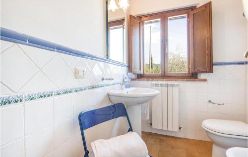 een badkamer met een wastafel en een toilet bij La Dependance in Migliano