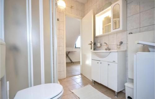 Koupelna v ubytování 3 Bedroom Lovely Home In Donji Humac