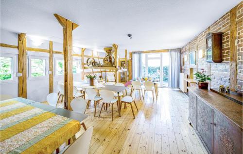 cocina y comedor con mesa y sillas en Gorgeous Home In Knigsee With Wifi, en Barigau