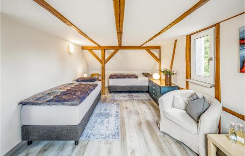 1 dormitorio con 2 camas, sofá y silla en Gorgeous Home In Knigsee With Wifi, en Barigau