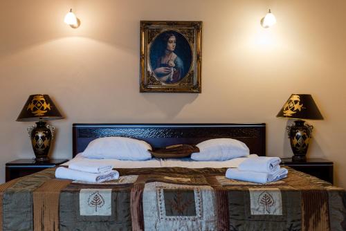 Postel nebo postele na pokoji v ubytování Hotel Marysin Dwór