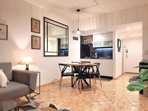 ein Wohnzimmer mit einem Tisch und einem Sofa in der Unterkunft PORTEñO CENTRAL apart GALERIAS PACIFICO in Buenos Aires
